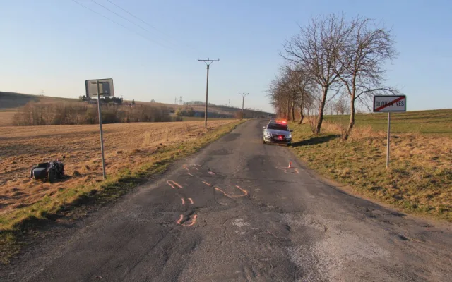 Pro opilého motorkáře letěl k Hynčině vrtulník. Zranil i spolujezdkyni, která byla v sajdkáře