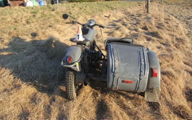 Pro opilého motorkáře letěl k Hynčině vrtulník. Zranil i spolujezdkyni, která byla v sajdkáře