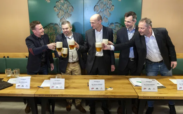 Ondřej Hnila (vlevo) s vedením skupiny Pivovary CZ, která vznikla spojením pivovarů Holba, Litovel a Zubr