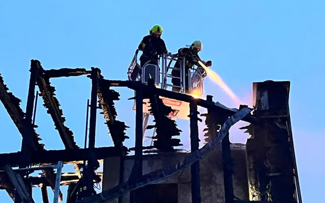 Plameny zničily střechu domu v Hodolanech, městské části Olomouce