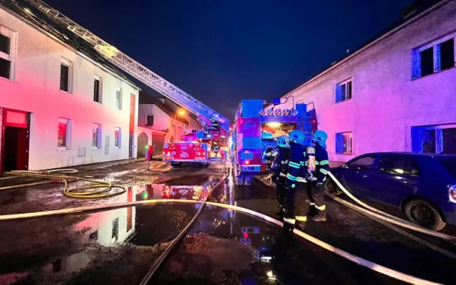 Požár nedaleko olomouckého nádraží zničil střechu domu. Škoda jde do milionů