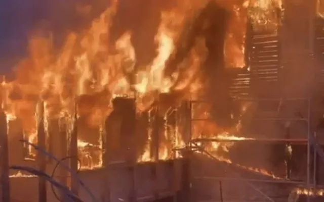 Požár nedaleko olomouckého nádraží zničil střechu domu. Škoda jde do milionů