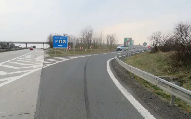 Policie hledá svědky nehody z dálnice D35. Řidič z místa ujel, na místě zůstala SPZ