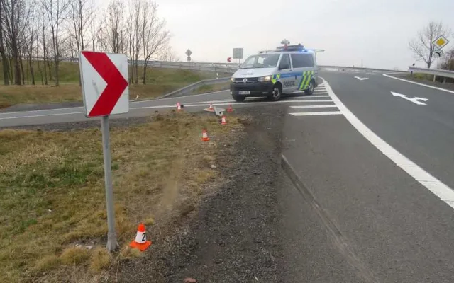 Policie hledá svědky nehody z dálnice D35. Řidič z místa ujel, na místě zůstala SPZ