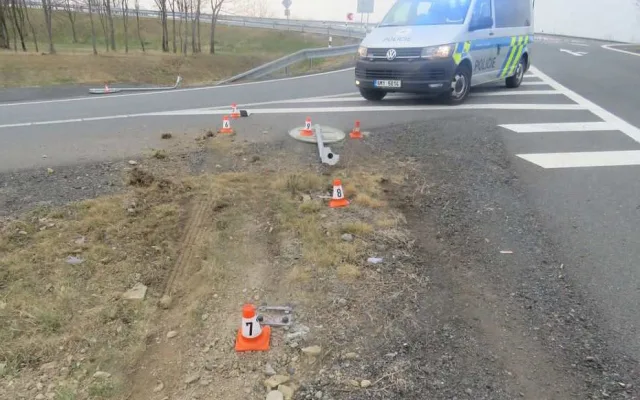 Policie hledá svědky nehody z dálnice D35. Řidič z místa ujel, na místě zůstala SPZ