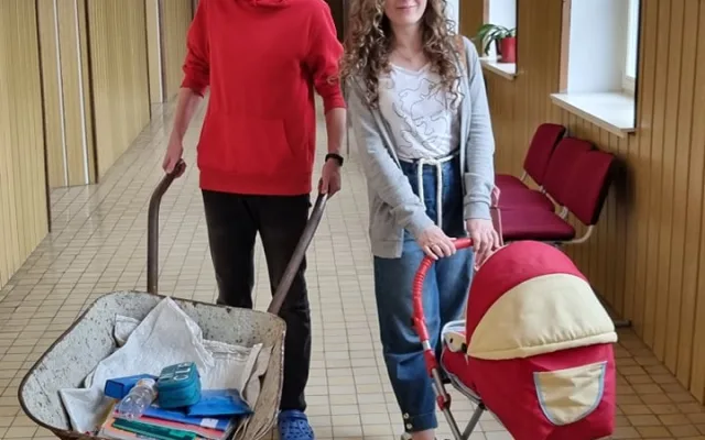 Den bez tašek. Studenti Slovanského gymnázia vyrazili do školy bez školních batohů