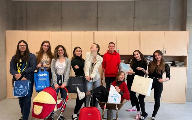 Den bez tašek. Studenti Slovanského gymnázia vyrazili do školy bez školních batohů