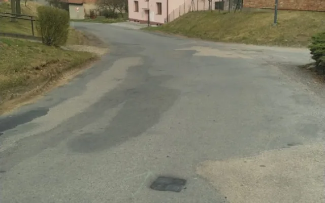 Geodeti mapují silnice v kraji. Značky někdo přemalovává černou barvou, možná kvůli válce na Ukrajině