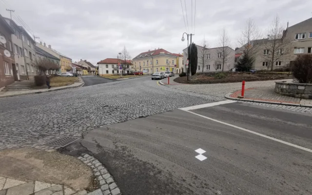 Geodeti mapují silnice v kraji. Značky někdo přemalovává černou barvou, možná kvůli válce na Ukrajině