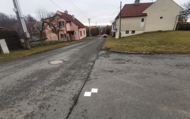 Geodeti mapují silnice v kraji. Značky někdo přemalovává černou barvou, možná kvůli válce na Ukrajině