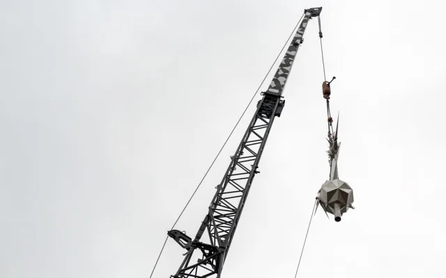 Na věži Červeného kostela je nový kříž. Originální dílo má tři a půl metru