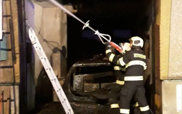 Mohutný požár v Držovicích způsobil zřejmě obyvatel domu. Objekt zapálil a pak spáchal sebevraždu