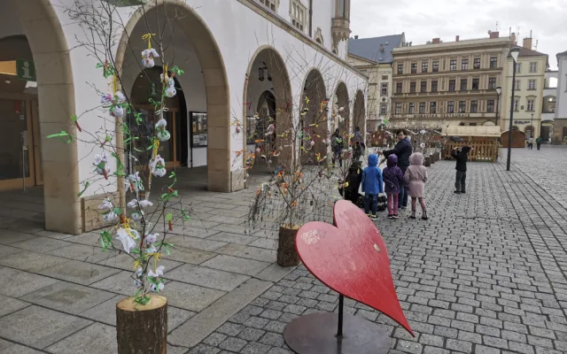 V centru Olomouce je již k vidění velikonoční výzdoba. Zájemci se mohou těšit na jarmark a kulturní program