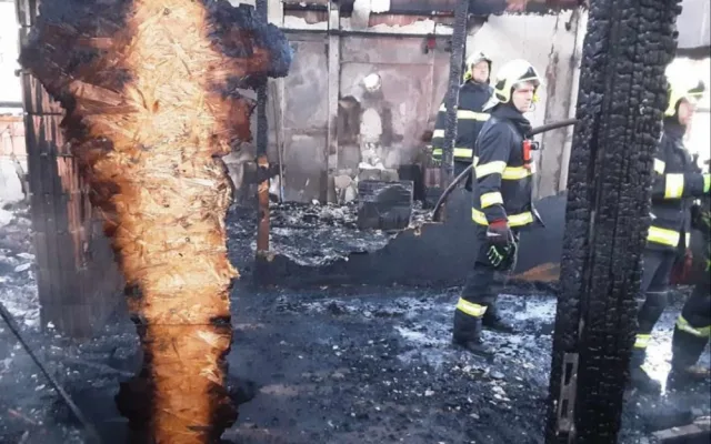 Rozsáhlý požár v Lošticích likvidovaly čtyři jednotky hasičů. Zásah brzdila padající dřevěná konstrukce