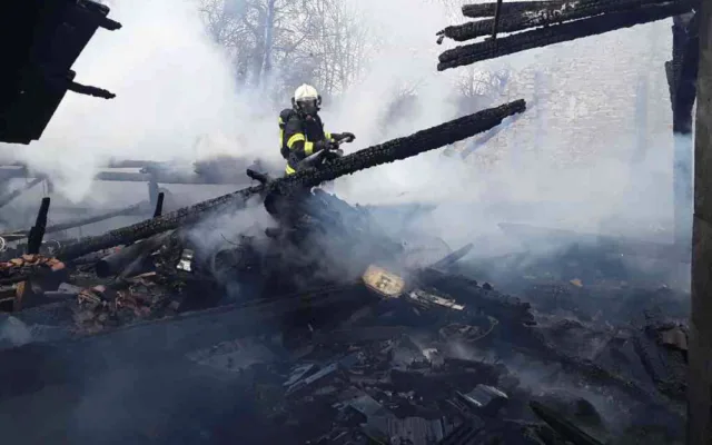 Hasiči bojovali s rozsáhlým požárem budov na Hranicku. Kouř byl vidět z velké dálky