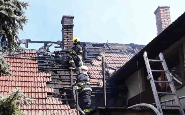 Hasiči bojovali s rozsáhlým požárem budov na Hranicku. Kouř byl vidět z velké dálky