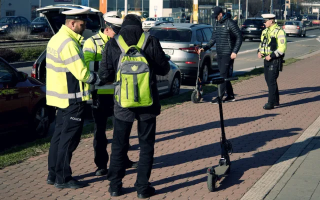 S příchodem jara se policisté zaměřili na kontrolu koloběžek. Na chodník nesmí, varují
