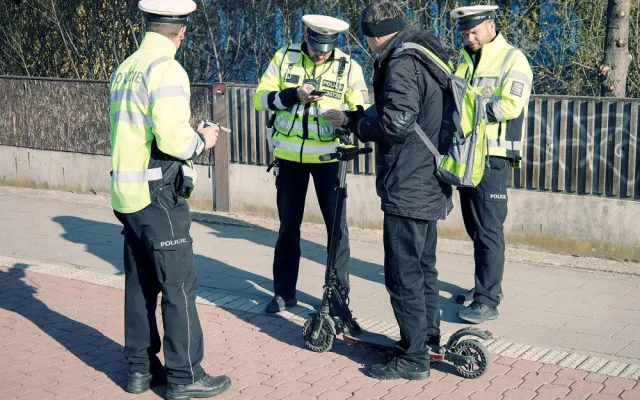 S příchodem jara se policisté zaměřili na kontrolu koloběžek. Na chodník nesmí, varují
