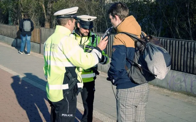 S příchodem jara se policisté zaměřili na kontrolu koloběžek. Na chodník nesmí, varují