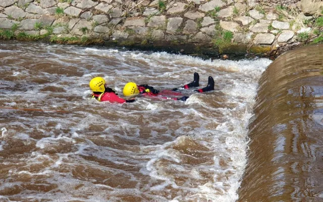 Hasiči trénovali, jak zachránit tonoucího, který se topí v jezu. Většinou jde o sekundy