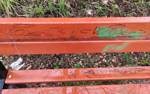 Vandalové pomalovali sportovní hřiště na Šternbersku. Škoda je přes sto tisíc korun
