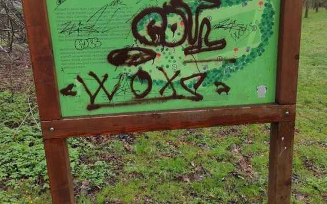 Vandalové pomalovali sportovní hřiště na Šternbersku. Škoda je přes sto tisíc korun