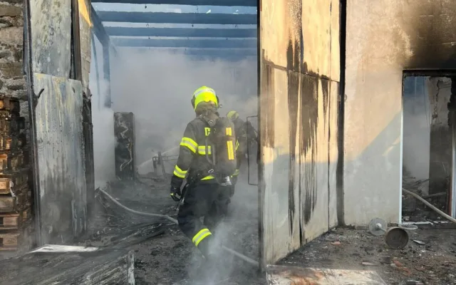 Ve Velké Týnci hasiči likvidovali požár servisu. V budově byly propanbutanové lahve