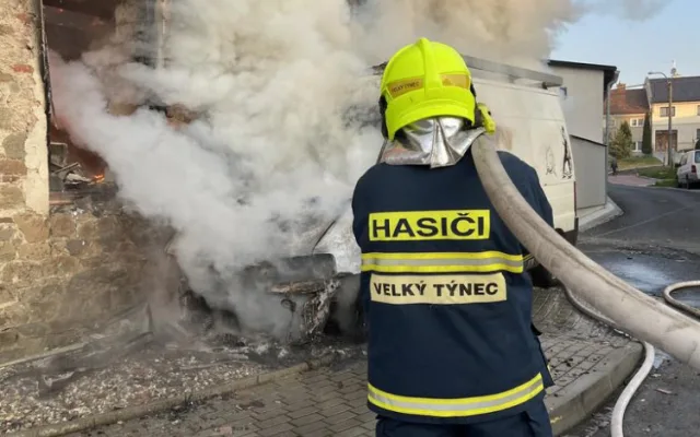 Ve Velké Týnci hasiči likvidovali požár servisu. V budově byly propanbutanové lahve