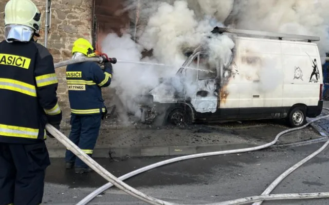 Ve Velké Týnci hasiči likvidovali požár servisu. V budově byly propanbutanové lahve