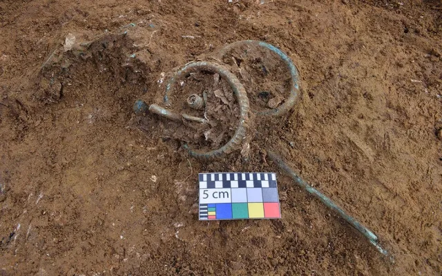 Archeologové z Olomouce nalezli pohřebiště z doby bronzové. Místo skrývalo i zlatý šperk