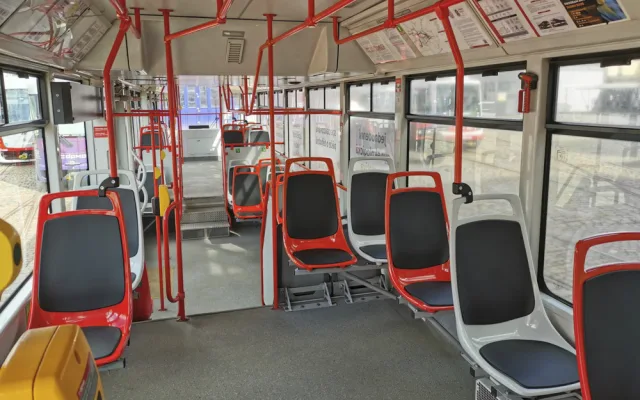 Plast nebo polstrování? Olomoucký dopravní podnik zkouší novou variantu sedaček