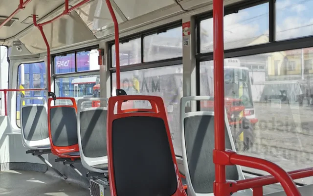 Plast nebo polstrování? Olomoucký dopravní podnik zkouší novou variantu sedaček