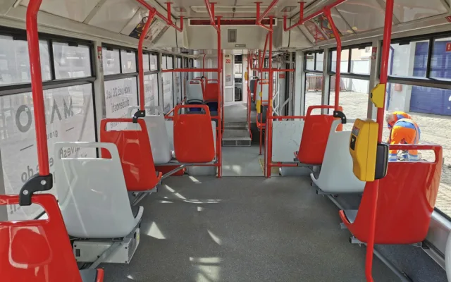 Plast nebo polstrování? Olomoucký dopravní podnik zkouší novou variantu sedaček