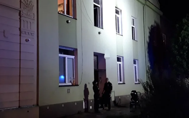 Noční požár bytu v Prostějově: hasiči zachránili ze zakouřeného podkroví šest lidí