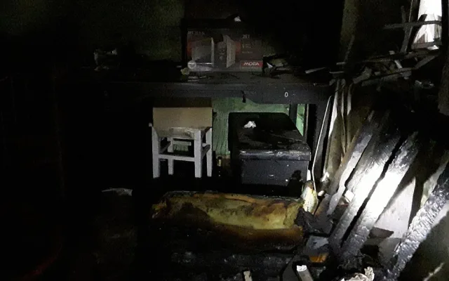 Noční požár bytu v Prostějově: hasiči zachránili rodinu ze zakouřeného podkroví