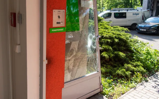 Agresivní pacient v noci vyděsil sestru na zubní pohotovosti v Olomouci. Ve vzteku rozmlátil dveře