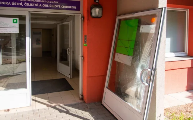 Agresivní pacient v noci vyděsil sestru na zubní pohotovosti v Olomouci. Ve vzteku rozmlátil dveře
