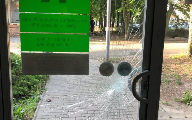 Agresivní pacient v noci vyděsil sestru na zubní pohotovosti v Olomouci. Ve vzteku rozmlátil dveře