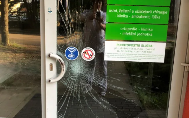 Agresivní pacient v noci vyděsil sestru na zubní pohotovosti v Olomouci. Ve vzteku rozmlátil dveře