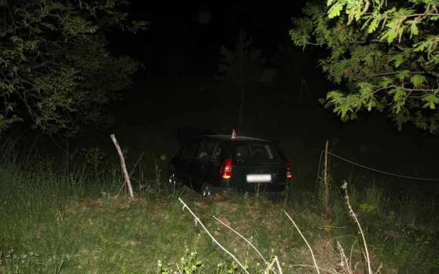 Pronásledovaný řidič skončil s autem mimo silnici