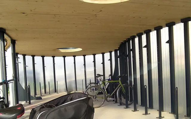 Designová úschovna bicyklů už slouží zaměstnancům FN Olomouc. Připomíná článek řetězu