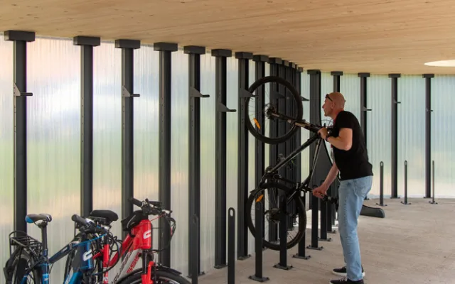 Designová úschovna bicyklů už slouží zaměstnancům FN Olomouc. Připomíná článek řetězu