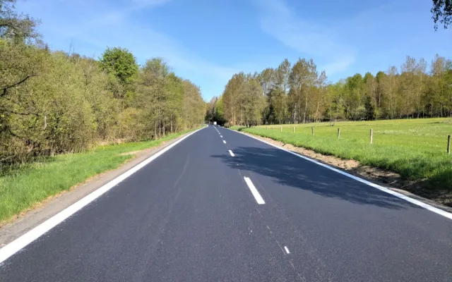 Turisté se mohou radovat. Frekventovaná silnice z Rýmařova na Skřítek má nový povrch