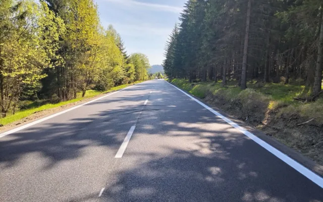 Turisté se mohou radovat. Frekventovaná silnice z Rýmařova na Skřítek má nový povrch