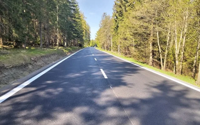 Turisté se mohou radovat. Frekventovaná silnice z Rýmařova na Skřítek má nový povrch