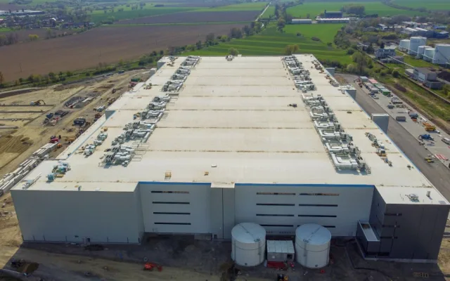 FOTO: Amazon staví v Kojetína obří solární elektrárnu. Firma je největším spotřebitel zelené energie na světě