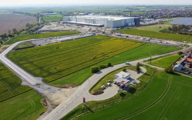 FOTO: Amazon staví v Kojetína obří solární elektrárnu. Firma je největším spotřebitel zelené energie na světě