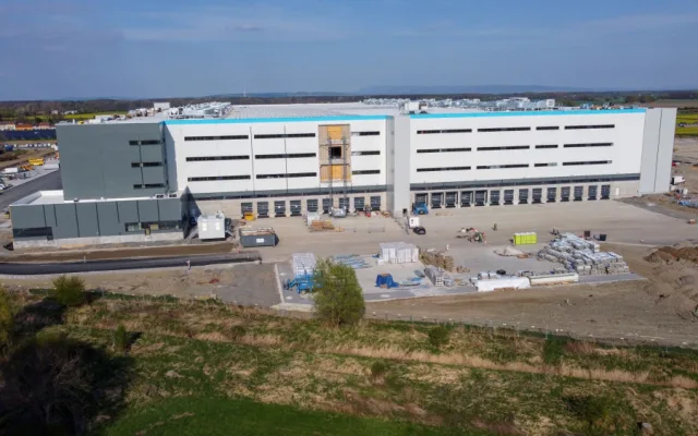 FOTO: Amazon staví v Kojetína obří solární elektrárnu. Firma je největším spotřebitel zelené energie na světě