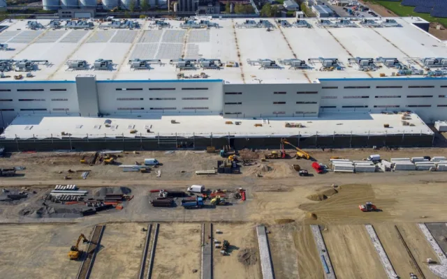 FOTO: Amazon staví v Kojetína obří solární elektrárnu. Firma je největším spotřebitel zelené energie na světě