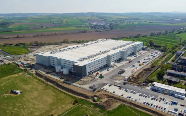 FOTO: Amazon staví v Kojetína obří solární elektrárnu. Firma je největším spotřebitel zelené energie na světě